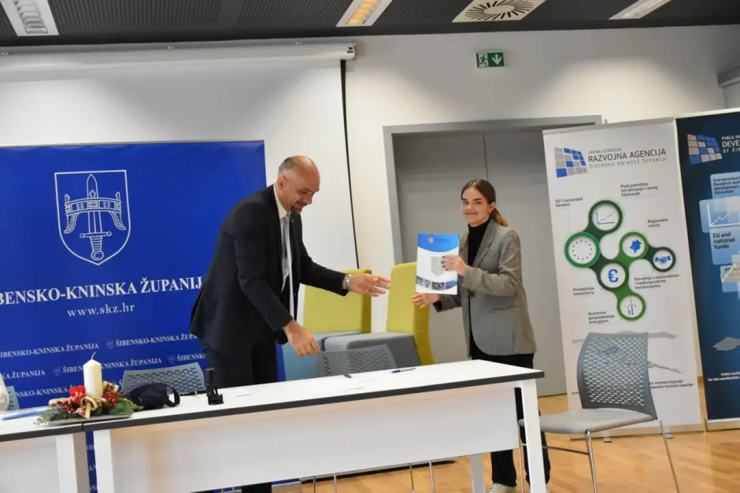 Župan potpisao ugovore s učenicima i studentima koji će primati županijske stipendije