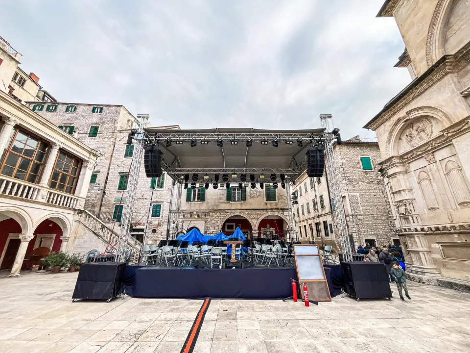 U tijeku završne pripreme: Pozornica kod Katedrale spremna za Parova Stelara i Stereo MC's 