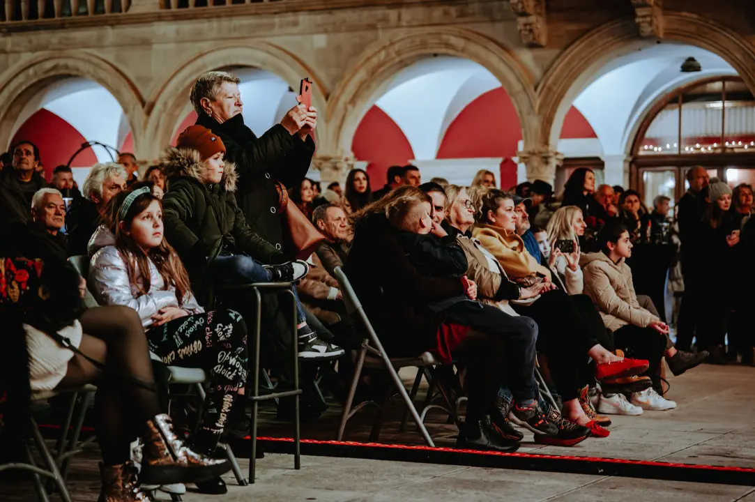 Koncert kod katedrale: Glazba svirala, Kolo pjevalo, Šibenčani uživali