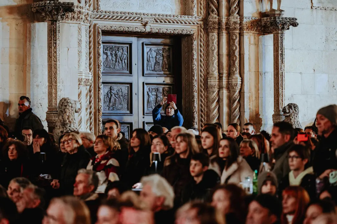 Koncert kod katedrale: Glazba svirala, Kolo pjevalo, Šibenčani uživali