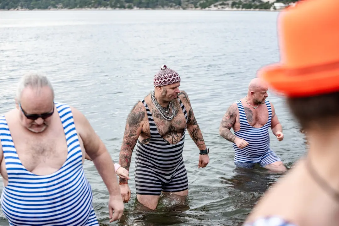 Šibenčani u retro kostimima zaplivali na Banju i obilježili 180 godina turizma u gradu