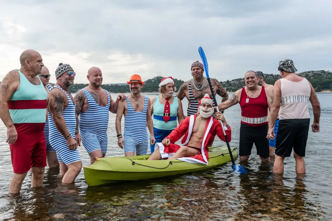 Šibenčani u retro kostimima zaplivali na Banju i obilježili 180 godina turizma u gradu