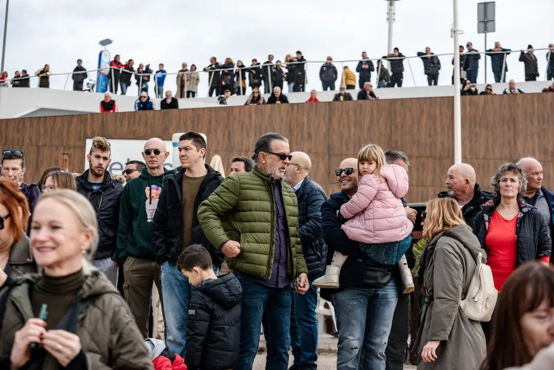 Šibenčani u retro kostimima zaplivali na Banju i obilježili 180 godina turizma u gradu