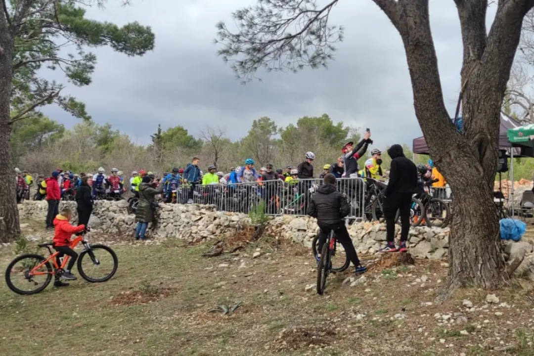 Okupilo se stotinjak natjecatelja: U Vrsnom održana rekreativna brdsko-biciklistička utrka