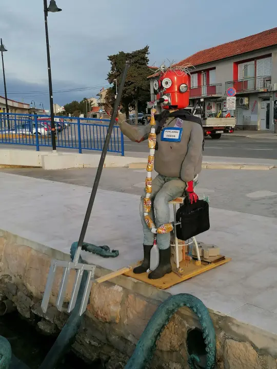 Rak dobio pojačanje: Na hobotnicu koja je napravila invaziju na Tisno obrušile se i maškare