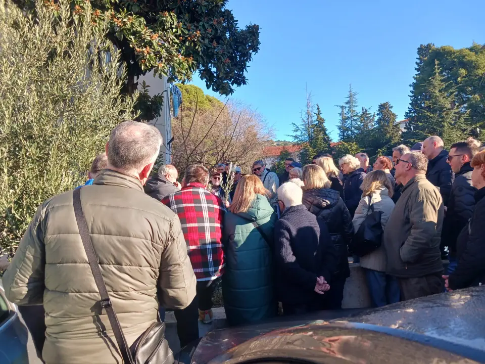 Ispred Radio Ritma prezentirana rezidba masline