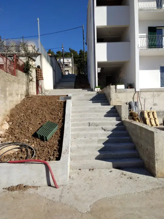Zid, cesta i stepenište: Izvedeni komunalni zahvati u Sitno Donjem, Raslini i Crnici