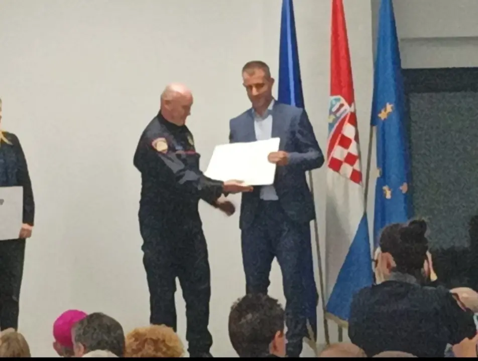 Stožeru civilne zaštite Grada Drniša dodijeljena zahvalnica za izuzetan doprinos razvoju sustava  