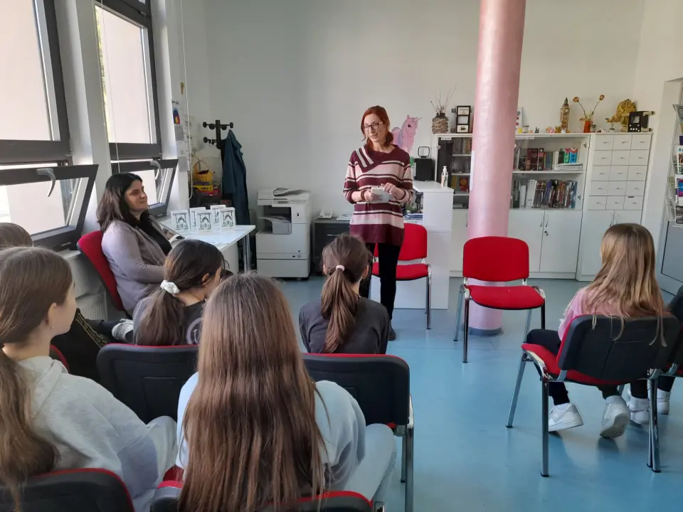 Putovanje kroz vrijeme iz školske knjižnice: Učenici OŠ Meterize ugostili spisateljicu Anu Aužinu 