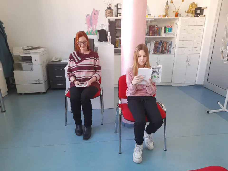 Putovanje kroz vrijeme iz školske knjižnice: Učenici OŠ Meterize ugostili spisateljicu Anu Aužinu 
