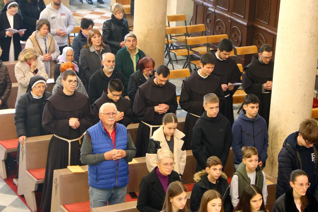Jutros u katedrali biskup predvodio misu posvete ulja za krizme i bolesničko pomazanje