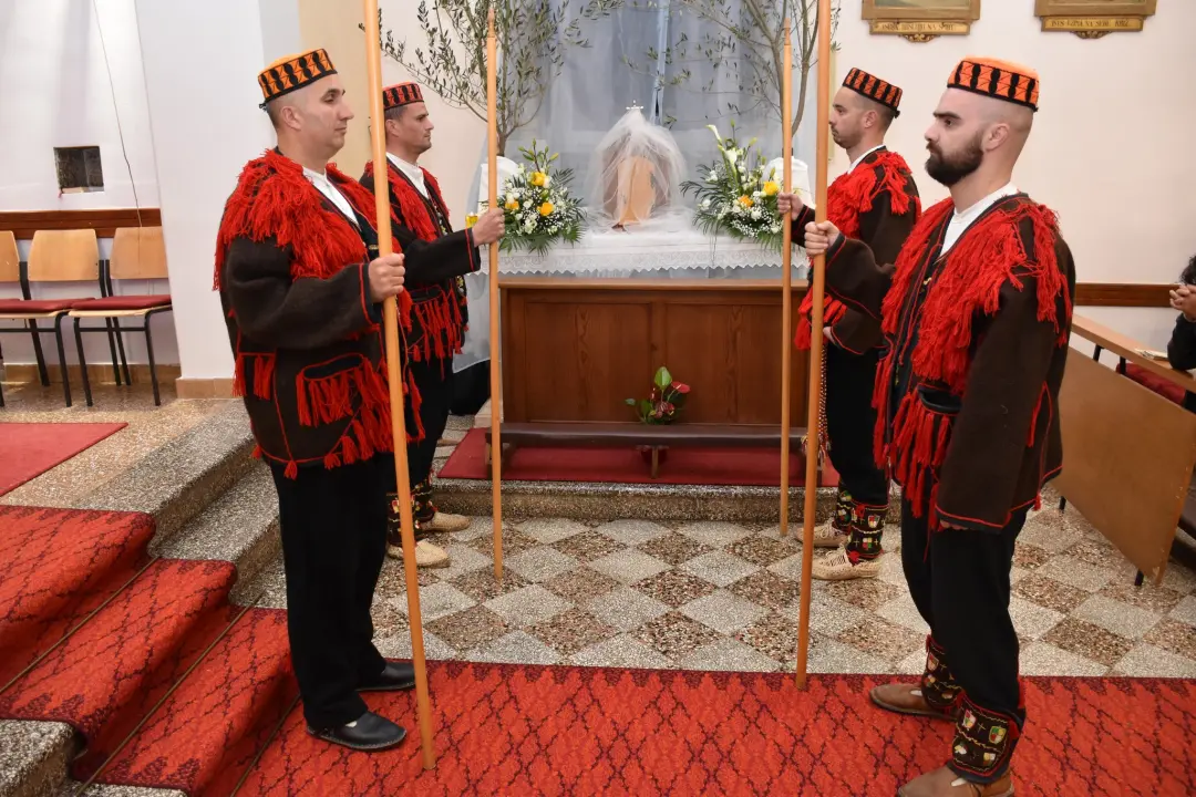 Marljivo njeguju svoje običaje: Čuvari Kristova groba u Mirloviću
