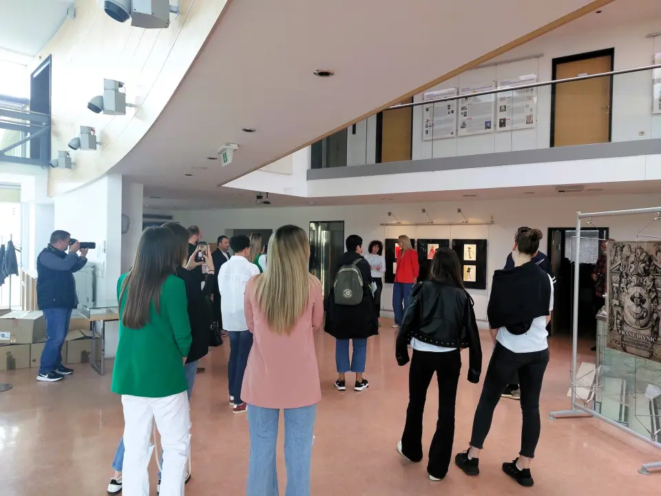 U knjižnici otvorena izložba modnih crteža košarkašice Šibenika Tihane Stojsavljević