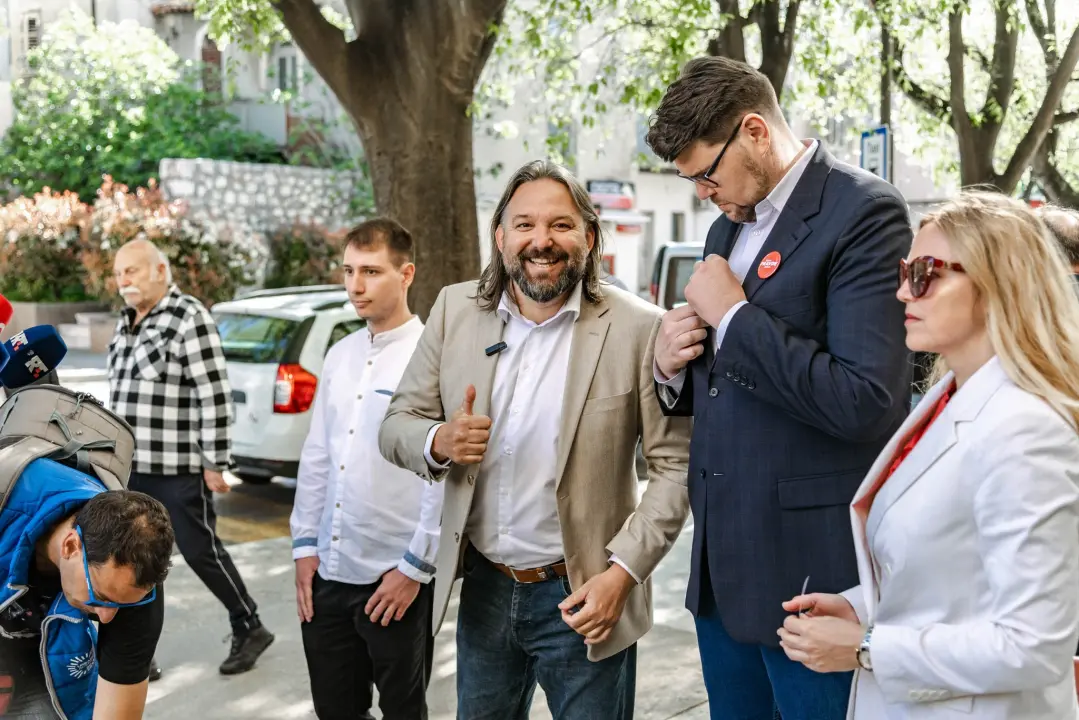 Grbin i Restović na šibenskoj pijaci: 'Iduće srijede građani imaju priliku reći ne korupciji jednim potezom olovke'