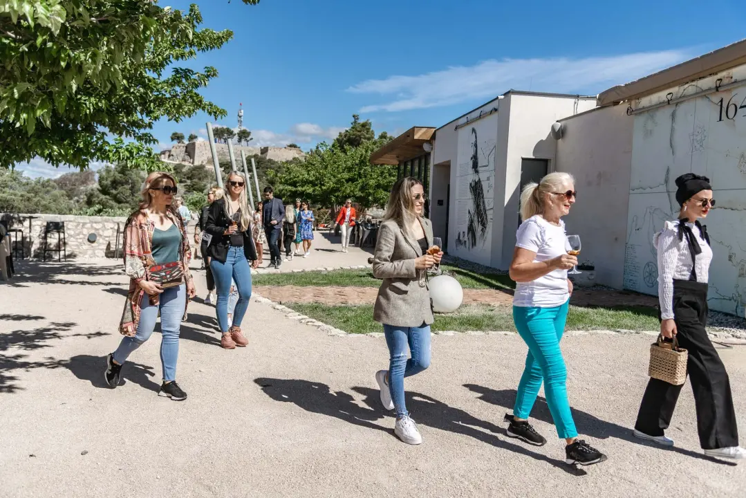 Zagrijavanje na tvrđavi Barone: Kandidatkinje za najljepšu mamu Hrvatske zabavljale se na šibenskom kaštelu