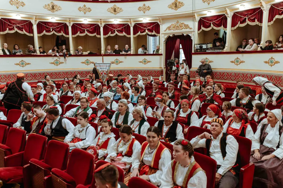 Pobjednici smotre folklora su 'Zora' iz Betine, 'Krč' iz Primoštena, 'Kralj Zvonimir' iz Knina te 'Kolajnica' iz Šibenika