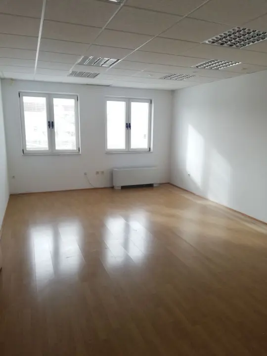 Iznajmljuje se atraktivan uredski prostor u Šibeniku! 