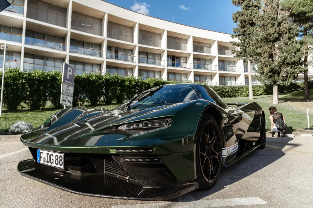 Spoj ekskluzivnih jahti i isto takvih automobila u marini u Mandalini