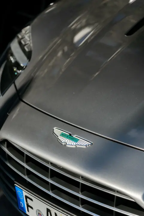 Spoj ekskluzivnih jahti i isto takvih automobila u marini u Mandalini