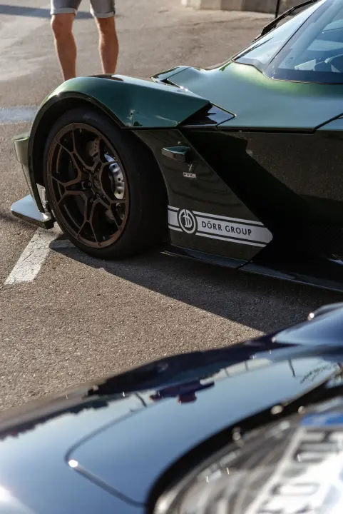 Spoj ekskluzivnih jahti i isto takvih automobila u marini u Mandalini