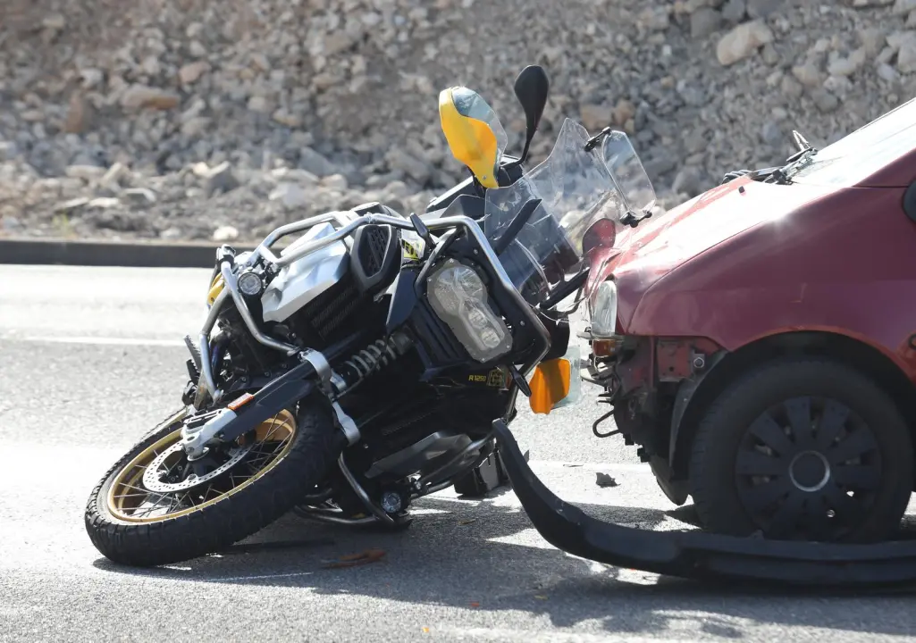 Kod skretanja za Dalmare sudar automobila i motocikla