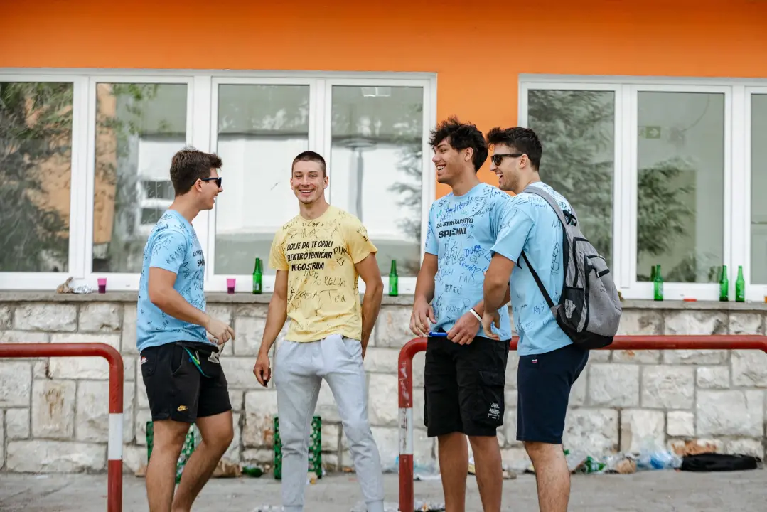 Šibenski maturanti opraštaju se od škole: Slave uz domaće hitove, a budućnost vide vani