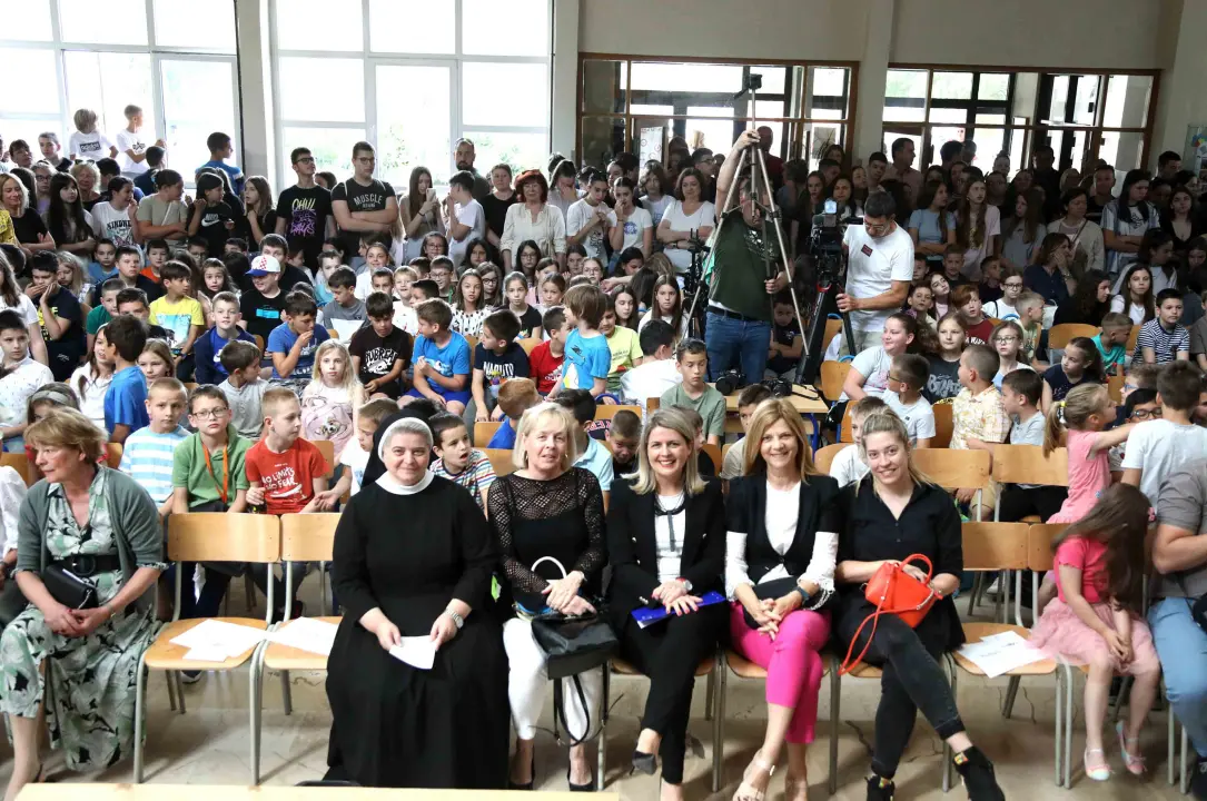 'Rome i Jula' u izvedbi učenika i djelatnika OŠ Petra Krešimira IV. za Dan škole