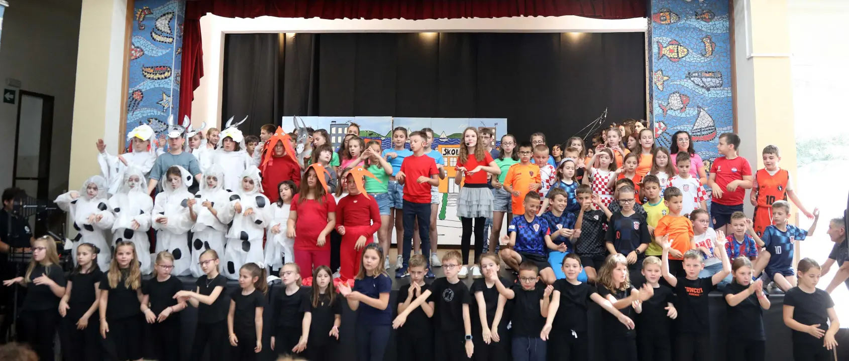 'Rome i Jula' u izvedbi učenika i djelatnika OŠ Petra Krešimira IV. za Dan škole