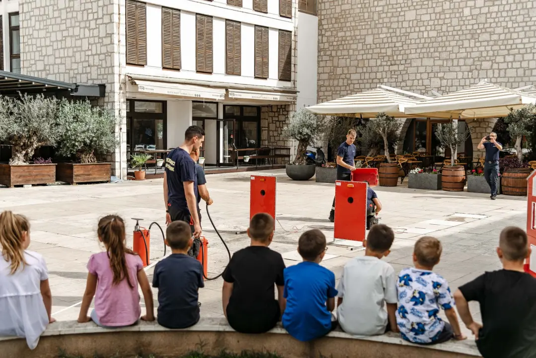 Vatrogasci na rivi kroz igru učili djecu o važnosti prevencije požara 