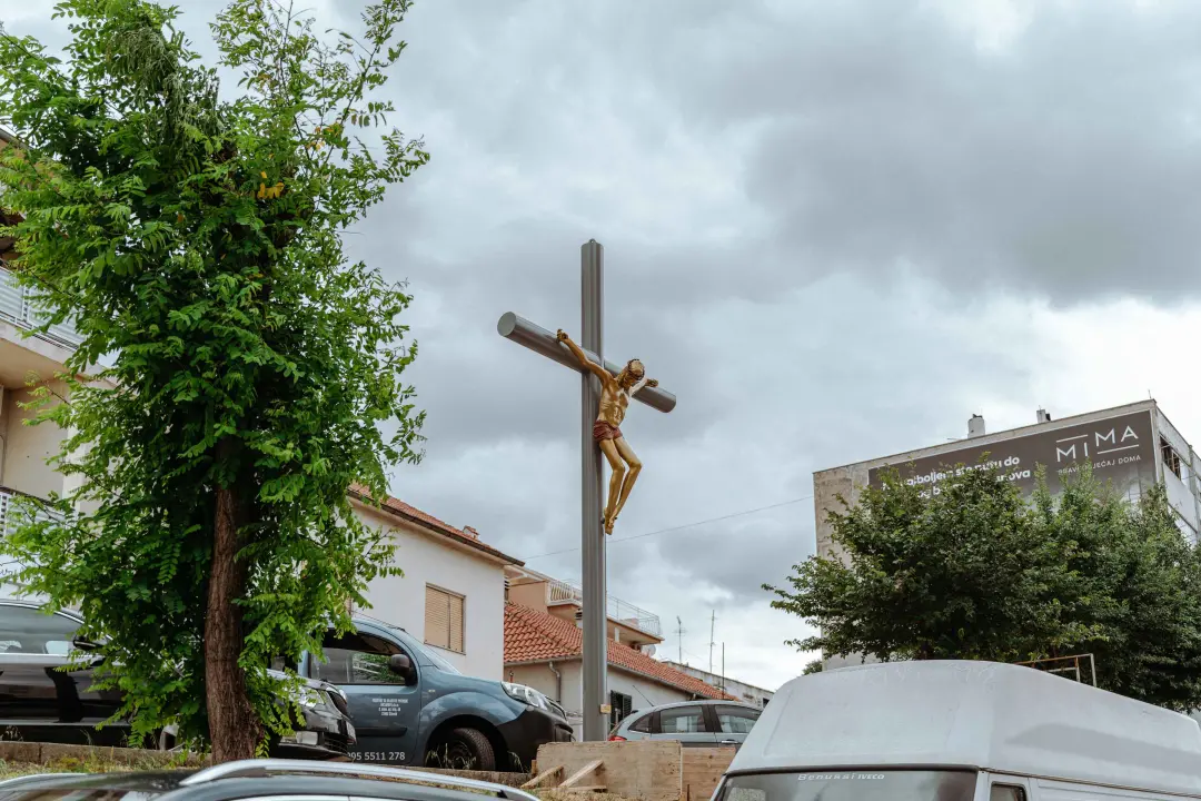 Ostvarena dugogodišnja želja župljana: Postavljen križ na Baldekinu