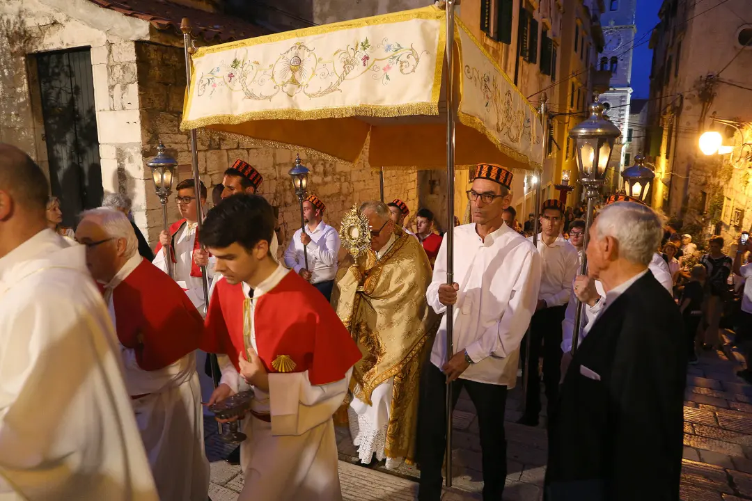 Šibenčani misom u katedrali pa procesijom proslavili svetkovinu Tijelova