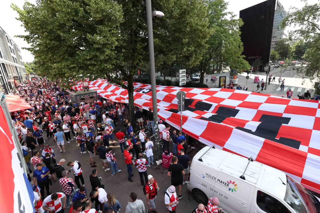 Za Hrvatsku su sa stadiona na Šubićevcu navijali i učenici s učiteljicama