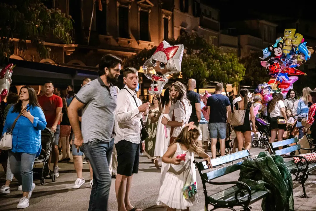 Šibenska noć izvukla ljude u grad, a zabavljao ih je Magazin dobrim starim hitovima