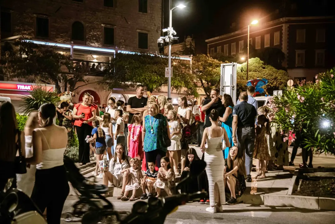 Šibenska noć izvukla ljude u grad, a zabavljao ih je Magazin dobrim starim hitovima