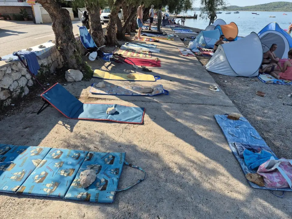 Vodički komunalci pokupili sve ručnike kojima kupači rezerviraju mjesto na plaži