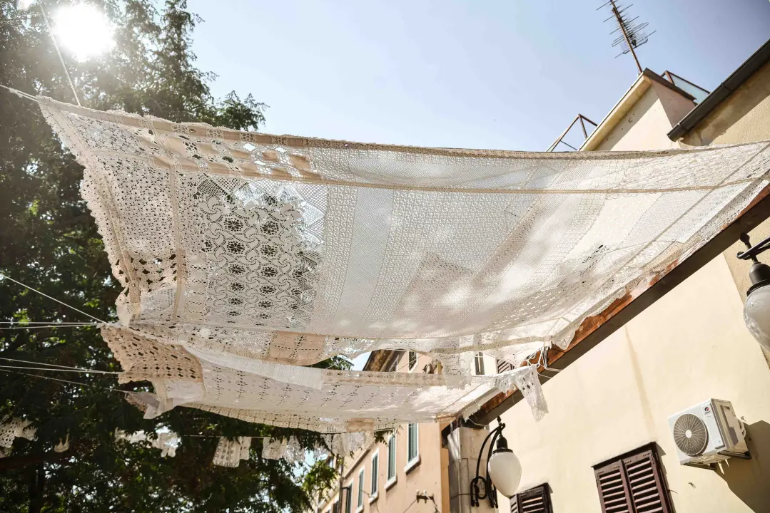 Od danas na Starom pazaru vam ženski ručni rad pruža hlad: 'Neka ovo postane mjesto druženja'