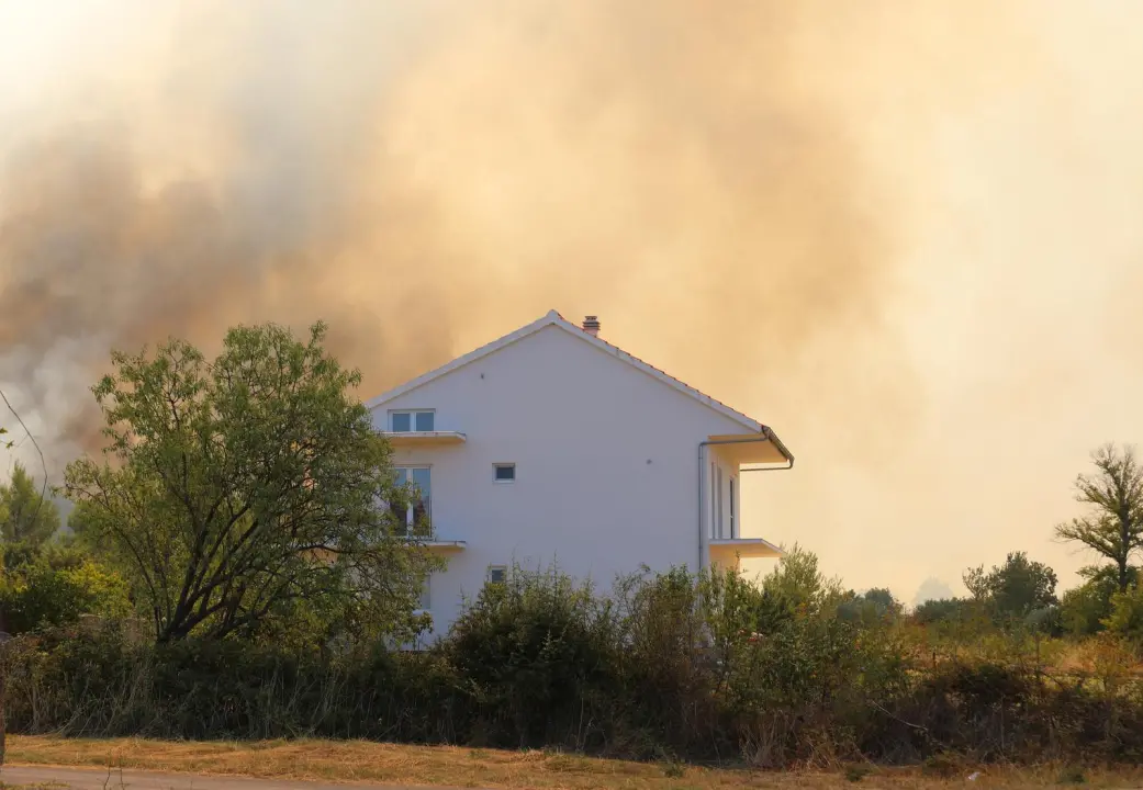 Preko 120 vatrogasaca bori se s požarom: 'Postoji šansa da se proširi u pravcu Dubravica i NP Krka'