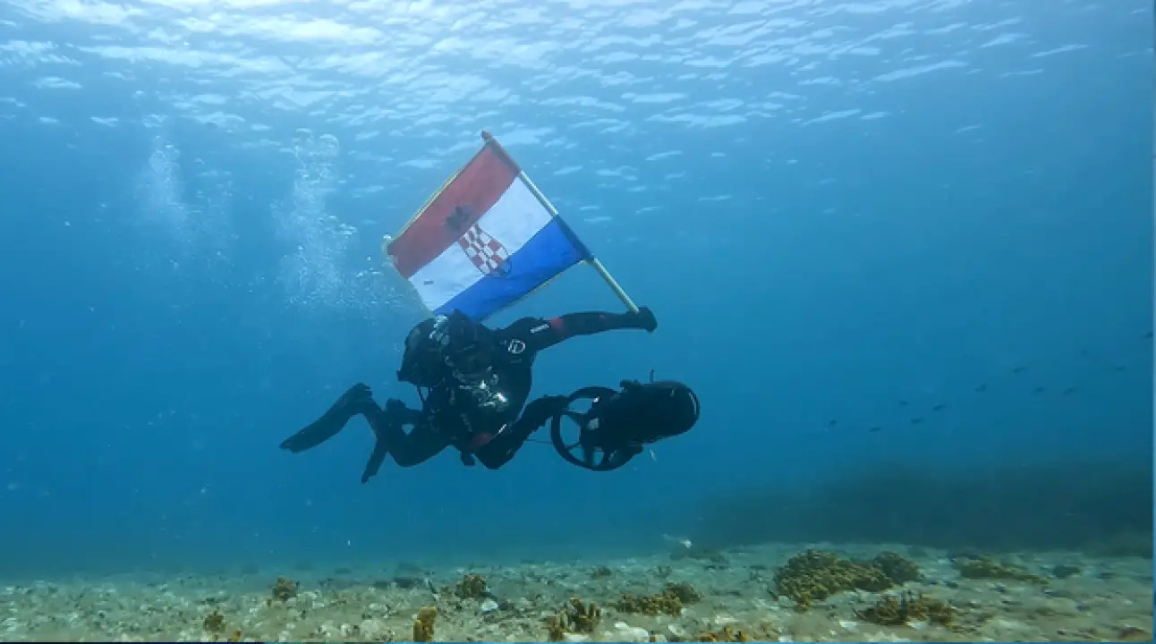 Na dan Oluje roni s hrvatskom zastavom: Hrvatska neće zaboraviti svoje sinove...
