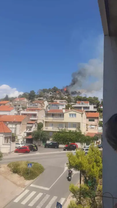 Požar i dalje aktivan, no pod kontrolom je vatrogasaca: Izgorjela je površina od oko 3,5 hektara