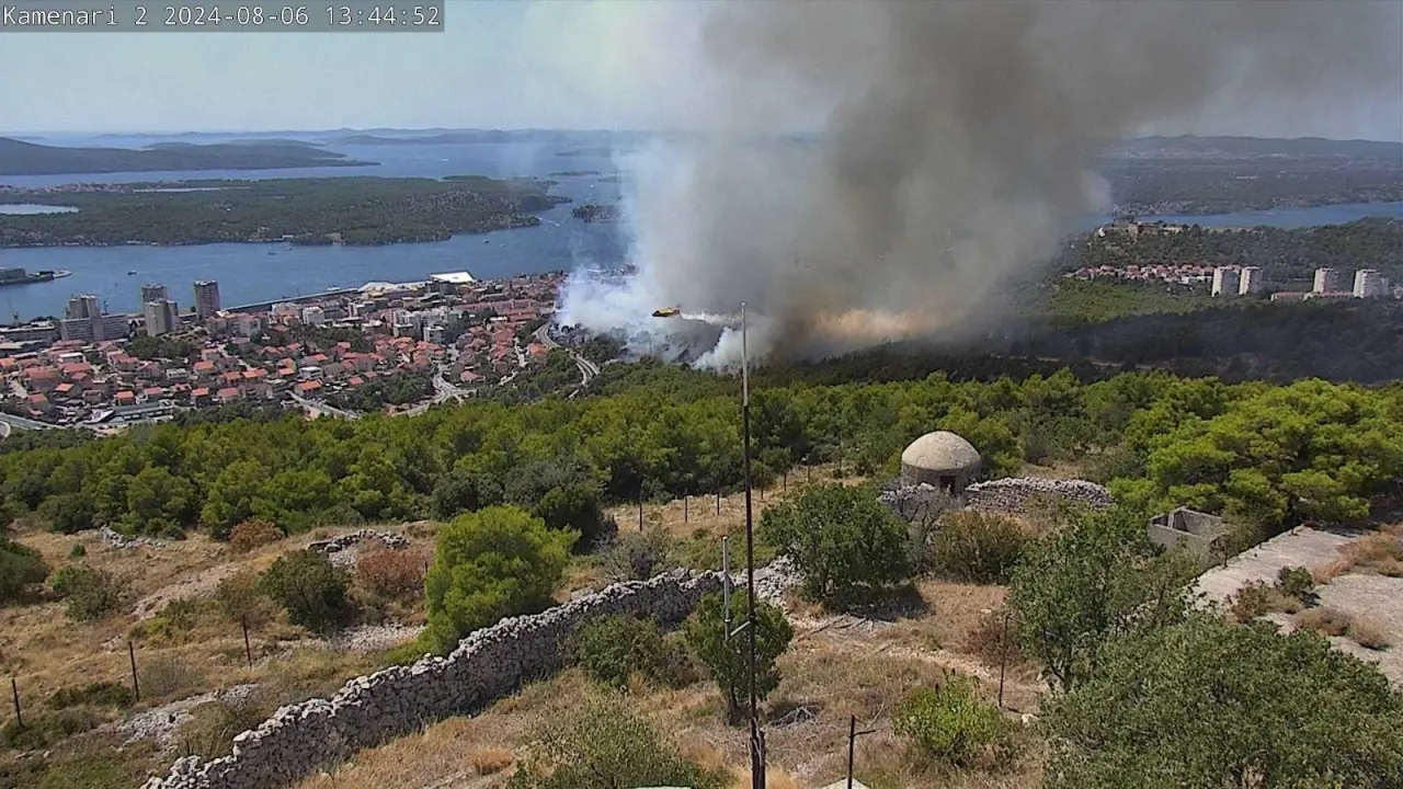 Požar i dalje aktivan, no pod kontrolom je vatrogasaca: Izgorjela je površina od oko 3,5 hektara