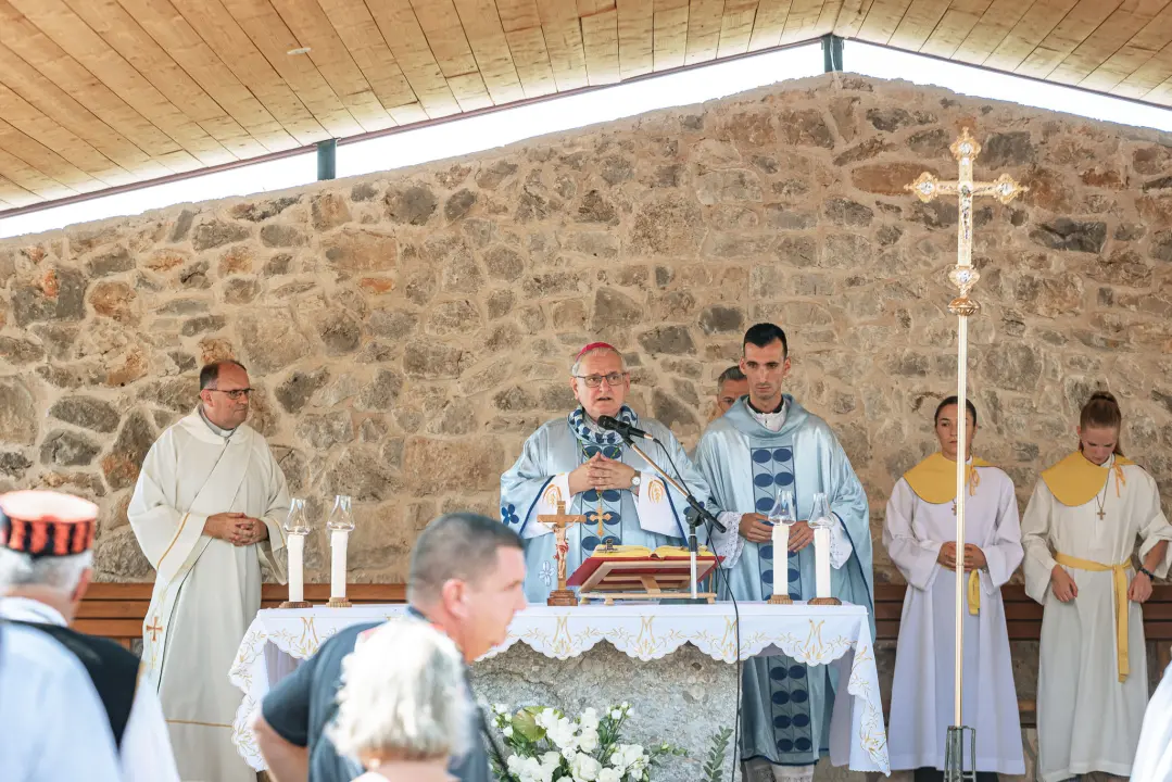 Velik broj vjernika okupio se u marijanskom svetištu u Vrpolju: Misu predvodio biskup Rogić