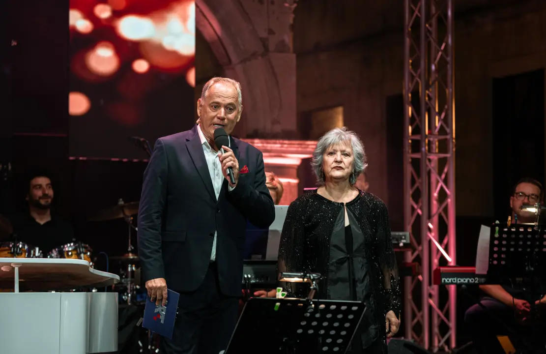 Ikona hrvatske glazbe Meri Cetinić zablistala na pozornici prve večeri Dalmatinske Šansone