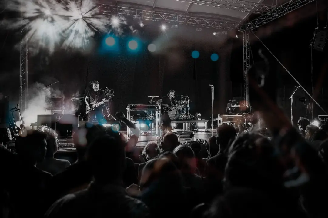 Editorsi održali fantastičan koncert u Šibeniku, nije ih omeo ni vjetar ni kiša