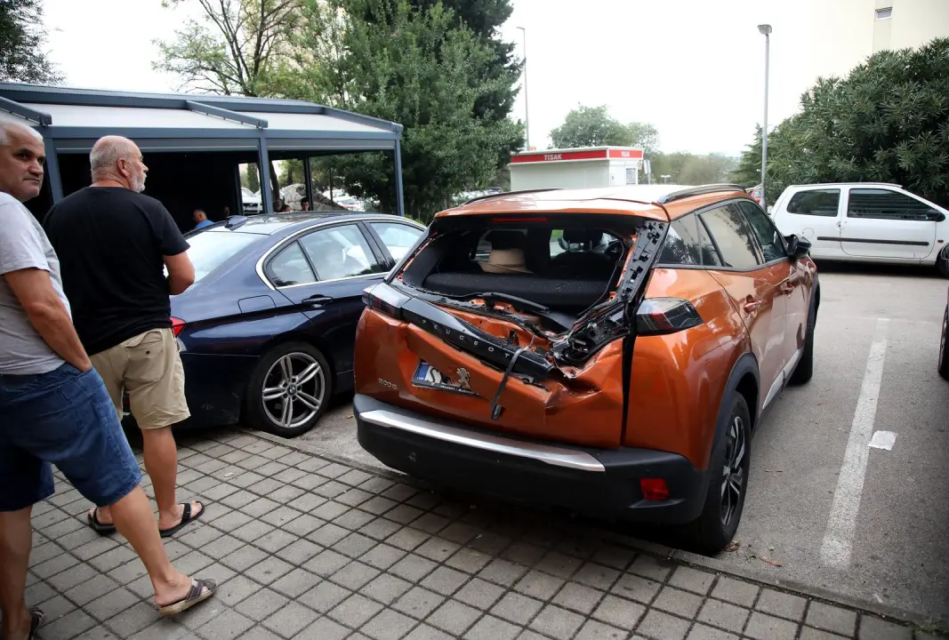 Komad fasade sa zgrade na Baldekinu pao na automobile: 'Srećom nije bilo prolaznika'