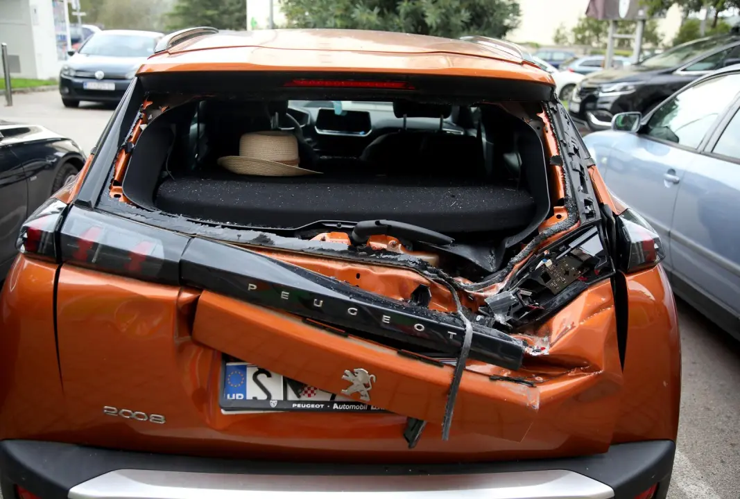 Komad fasade sa zgrade na Baldekinu pao na automobile: 'Srećom nije bilo prolaznika'