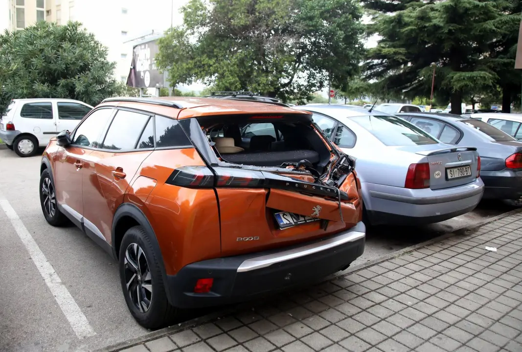 Komad fasade sa zgrade na Baldekinu pao na automobile: 'Srećom nije bilo prolaznika'