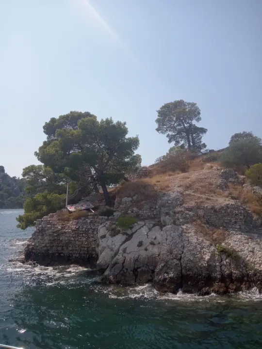 Tablu za ograničenje brzine brodovima na ulazu u šibensku luku mogu vidjeti samo avioni