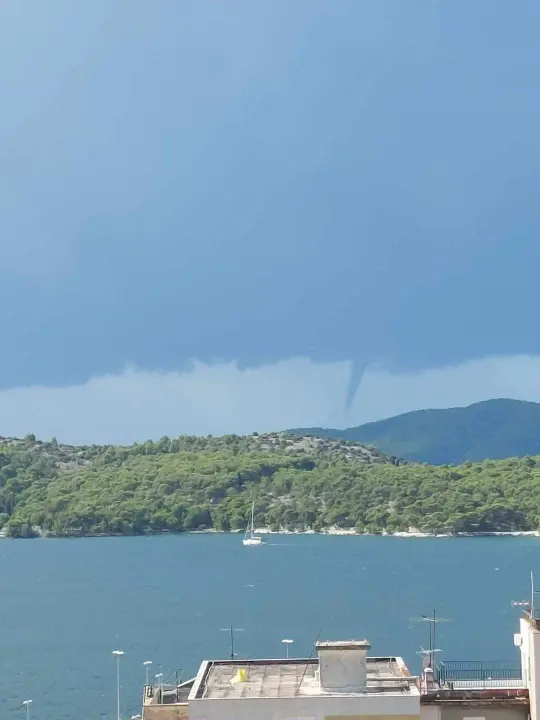 Obilna kiša i nevrijeme: Kod Primoštena formirana velika pijavica