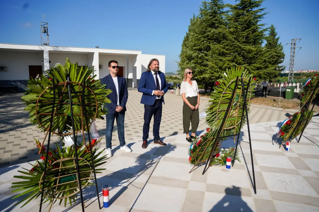 U povodu Dana grada Šibenika položeni vijenci i zapaljene svijeće na Gradskom groblju Kvanj