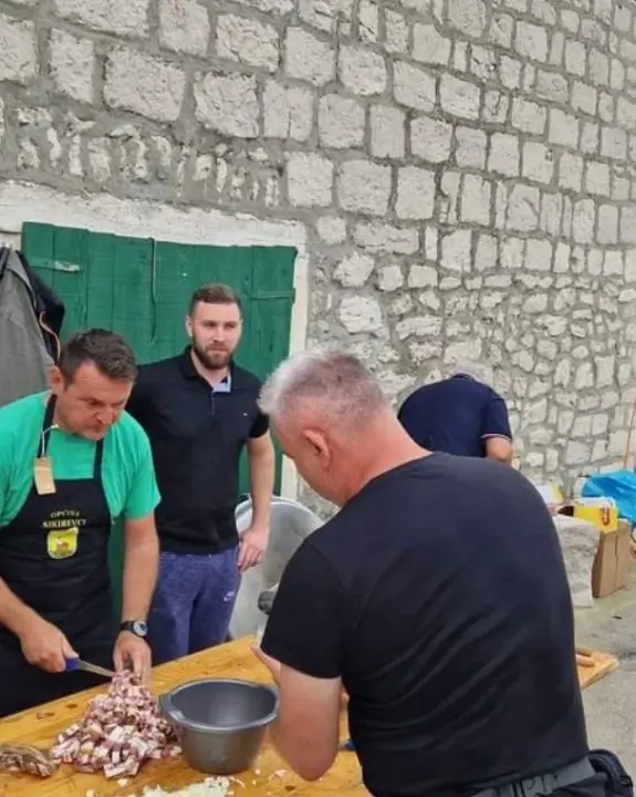 Slavonski duh u srcu Dalmacije: Druženje uz čvarke i čobanac u Tribunju